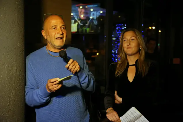 שחר פאר במסיבת הפרישה עם אביה דב פאר (קובי אליהו)