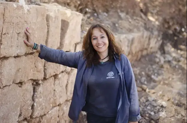אנט נגר, מנהלת החפירה ליד קיר שבמפולותיו התגלה המטמון המטבעות (מערכת וואלה! NEWS , יוֹלי שוורץ, באדיבות רשות העתיקות)