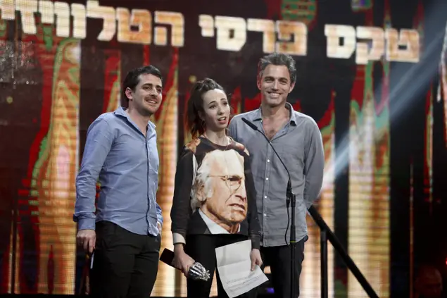 דינה סנדרסון, עפר סקר ויובל שפרמן זוכים בפרס סדרת הדרמה הטובה ביותר עבור הסדרה שיצרו, "אורי ואלה", בטקס פרסי הטלוויזיה (מגד גוזני)