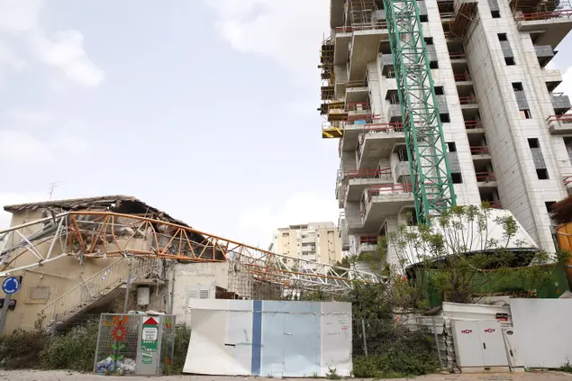 מנוף שקרס על בניין מגורים ברחוב הירדן רמת גן, 19 במרץ 2017 (מגד גוזני)