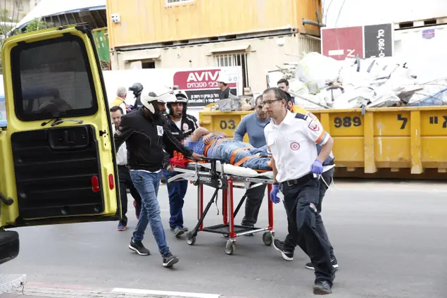 מנוף שקרס על בניין מגורים ברחוב הירדן רמת גן, 19 במרץ 2017 (מגד גוזני)