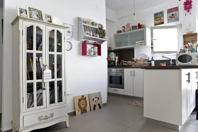 ויטרינה במראה וינטג', משתלבת עם הגוונים הבהירים במטבח (מגד גוזני , מגד גוזני)