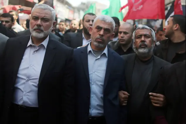 נושא: יחיא סינוואר ואיסמעיל הניה בהלוויית בכיר חמאס מאזן פוקהא ברצועת עזה, מרץ 2017 (רויטרס)