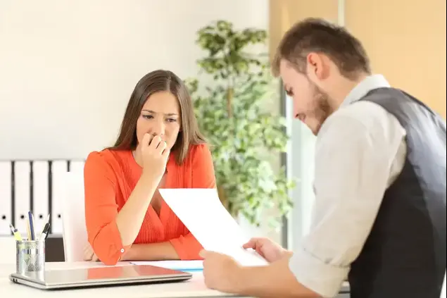 אישה בראיון עבודה (ShutterStock)