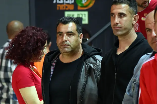מנחם קורצקי מאמן הפועל תל אביב (שמאל) עם יגאל אנטבי עוזרו (ברני ארדוב)
