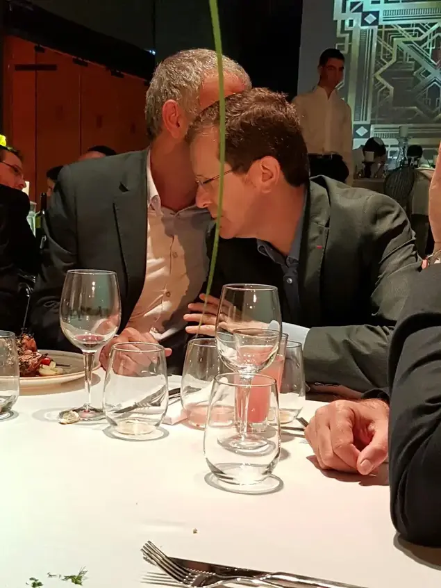 יו"ר האופוזיציה יצחק הרצוג ושר האוצר משה כחלון בבר מצווה של בנו של מנכ"ל משרד הנגב והגליל. 28 במרץ 2017 (צילום מסך)