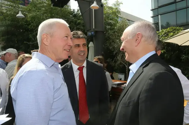 שר הבינוי והשיכון יואב גלנט שר הכלכלה והתעשייה אבי כהן חמי פרס מייסד SOSA (יח"צ)