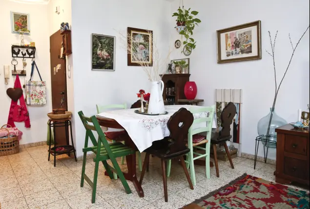 פינת אוכל משפחתית עוצבה במראה כפרי ונוסטלגי (מגד גוזני)