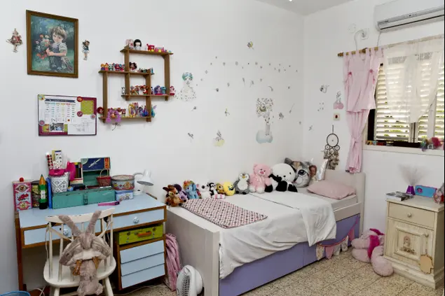 חפצים ואוספים מתוקים ממלאים את חדרה של נעמה בת ה-8 (מגד גוזני)