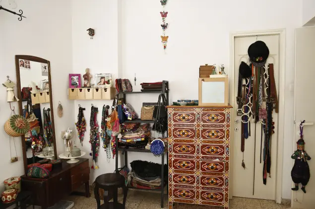 שידה מרוקאית ופריטים צבעוניים, יוצרים חדר שינה ססגוני ושמח (מגד גוזני)