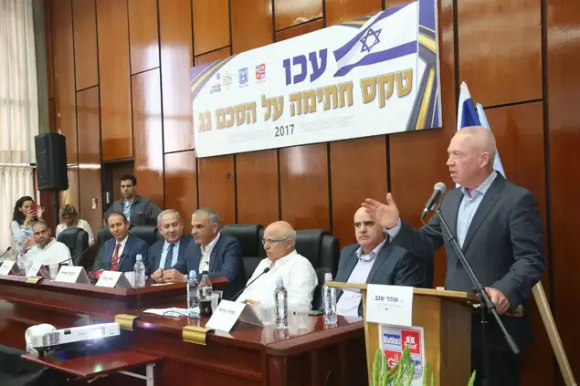 נושא: הסכם גג עכו בנימין נתניהו יואב גלנט עדיאל שמרון אביגדור יצחקי משה כחלון שמעון לנקרי (אתר רשמי , משרד הבינוי והשיכון)