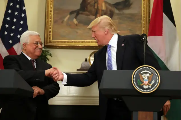 נשיא ארצות הברית דונלד טראמפ ויו"ר הרשות הפלסטינית אבו מאזן, הבית הלבן, 3 במאי 2017 (רויטרס)