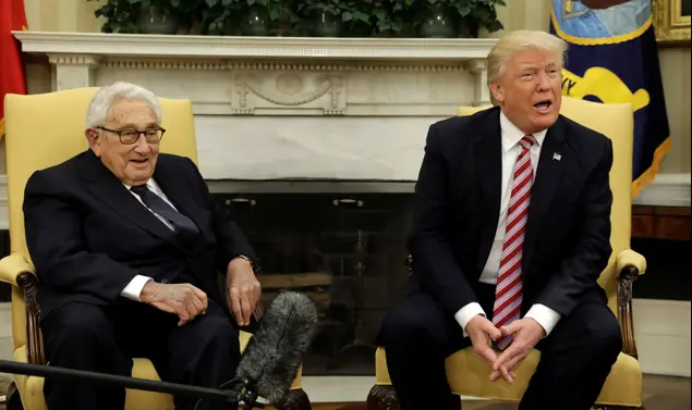 נשיא ארה"ב טראמפ ושר החוץ לשעבר קיסינג'ר, 10 במאי 2017 (רויטרס)