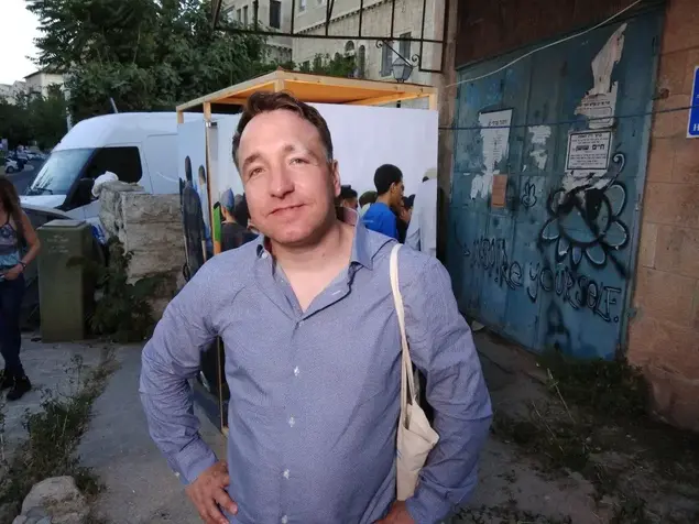 תומאס לאדנבוגר למדור ביקורת דרכונים (מערכת וואלה! NEWS , איל שפירא)