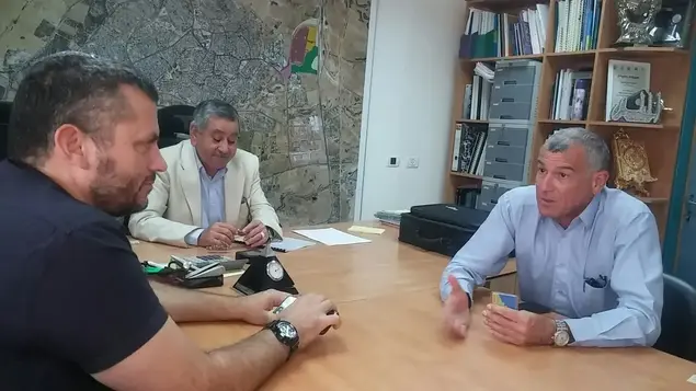 מנכ"ל דירה להשכיר עוזי לוי טלאל אל קרנאווי ראש עיריית רהט יאיר מעייין מנכ"ל רשות הבדואים (יח"צ)