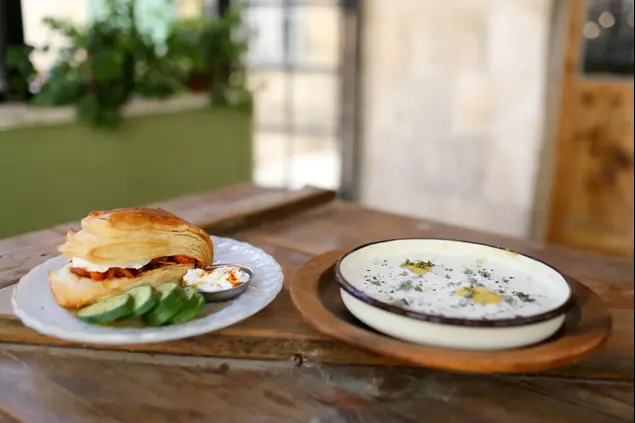 בורקס קרואסון ושקשוקה לאבנה בבית הקפה של משק עפאים (נועם מושקוביץ)
