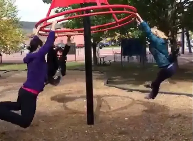 קרוסלת תלייה (צילום מסך)