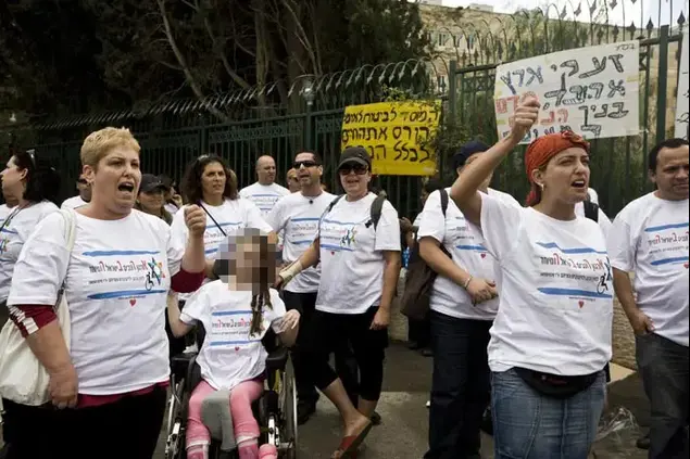 חבר הכנסת מיכאל בן ארי בהפגנת הנכים מול משרדי האוצר והרווחה, אוקטובר 2010 (מגד גוזני)