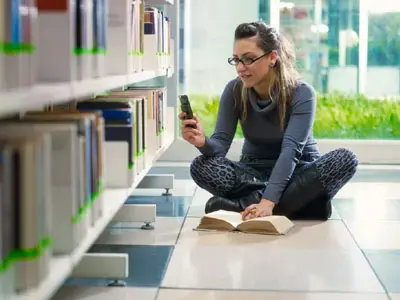סטודנטית לומדת בספריה (ShutterStock)