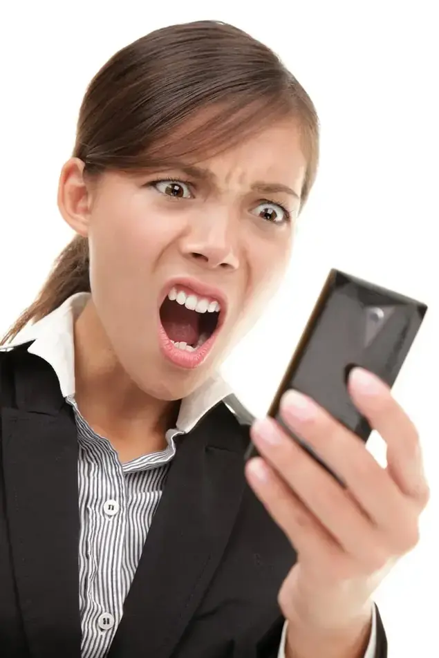 אשה קוראת SMS (ShutterStock , SMS)