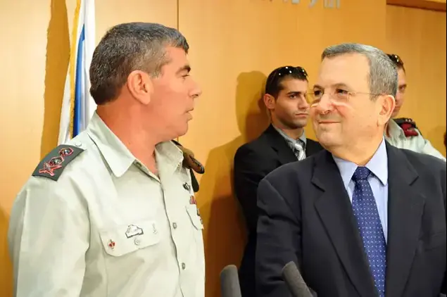 שר הביטחון, אהוד ברק, עם הרמטכ"ל היוצא, גבי אשכנזי, פברואר 2011 (יח"צ , אריאל חרמוני)