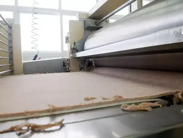 תהליך הכנת מצות: חיתוך קצוות הבצק והכנה לרידוד נוסף (עומר מירון) תהליך הכנת מצות: חיתוך קצוות הבצק והכנה לרידוד נוסף (עומר מירון)