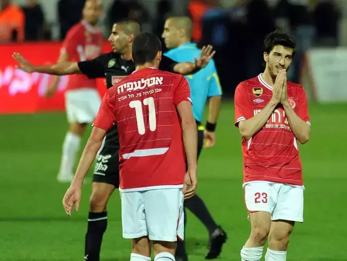 עמרי קנדה שחקן הפועל תל אביב (ימין) מול בני יהודה (ברני ארדוב) עמרי קנדה שחקן הפועל תל אביב (ימין) מול בני יהודה (ברני ארדוב)