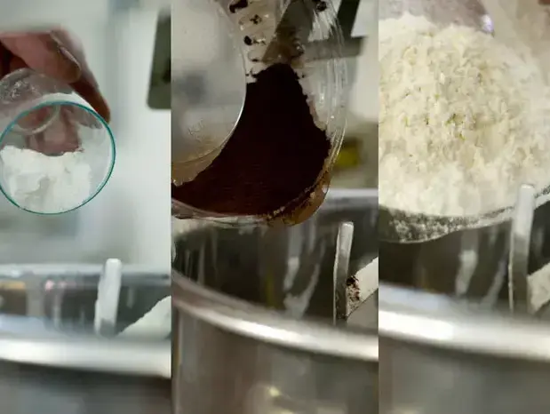 מנפים את קמח המצה, קמח תפוח אדמה וקקאו לתערובת (נמרוד סונדרס)