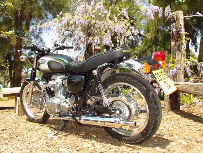 מבחן דו גלגל קוואסאקי W800 (קובי ליאני) מבחן דו גלגל קוואסאקי W800 (קובי ליאני)