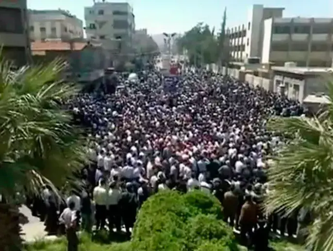 מתוך סרטון חובבים: הפגנה נגד השלטון בפרבר דומא של דמשק, בירת סוריה, 24 באפריל 2011 (רויטרס) מתוך סרטון חובבים: הפגנה נגד השלטון בפרבר דומא של דמשק, בירת סוריה, 24 באפריל 2011 (רויטרס)