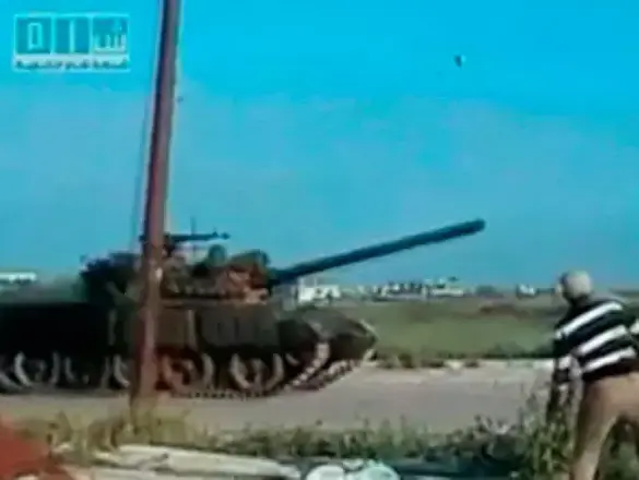 מתוך סרטון חובבים: מפגין זורק אבן על טנק של צבא סוריה בעיר דרעא, 25 באפריל 2011 (רויטרס) מתוך סרטון חובבים: מפגין זורק אבן על טנק של צבא סוריה בעיר דרעא, 25 באפריל 2011 (רויטרס)