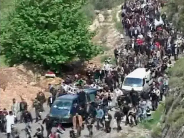 מתוך סרטון חובבים: תהלוכת הלוויה של הרוג בהפגנות נגד שלטונות סוריה, מקום לא ידוע, 24 באפריל 2011 (רויטרס) מתוך סרטון חובבים: תהלוכת הלוויה של הרוג בהפגנות נגד שלטונות סוריה, מקום לא ידוע, 24 באפריל 2011 (רויטרס)