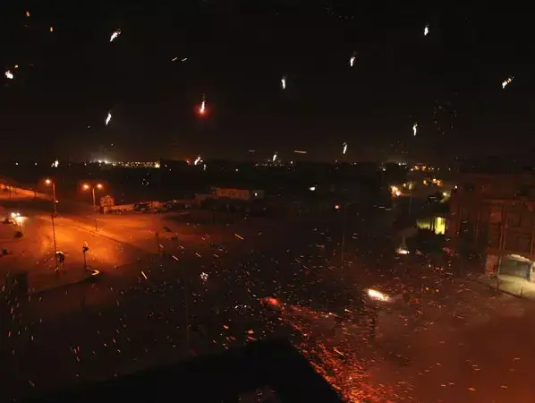 זיקוקים שנורו בעיר בנגזי, לוב, לאות שמחה על הריגת בנו של מועמר קדאפי, סייף אל ערב, 30 באפריל 2011 (רויטרס) זיקוקים שנורו בעיר בנגזי, לוב, לאות שמחה על הריגת בנו של מועמר קדאפי, סייף אל ערב, 30 באפריל 2011 (רויטרס)