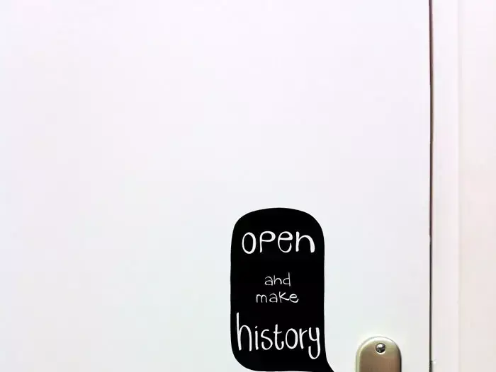 שלט "open and make history" עיצוב: Antoine Tesquier Tedeschi. מחיר: 14.90 יורו. להשיג ב- www.hu2.com (יח"צ , Hu2 Design) שלט "open and make history" עיצוב: Antoine Tesquier Tedeschi. מחיר: 14.90 יורו. להשיג ב- www.hu2.com (יח"צ , Hu2 Design)