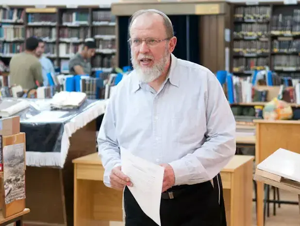הרב אלי סדן, מייסד וראש מכינה קדם צבאית בני דוד שביישוב עלי שבשומרון בשיעור מיוחד לכבוד יום הזיכרון , מאי 2011 (עומר מירון) הרב אלי סדן, מייסד וראש מכינה קדם צבאית בני דוד שביישוב עלי שבשומרון בשיעור מיוחד לכבוד יום הזיכרון , מאי 2011 (עומר מירון)