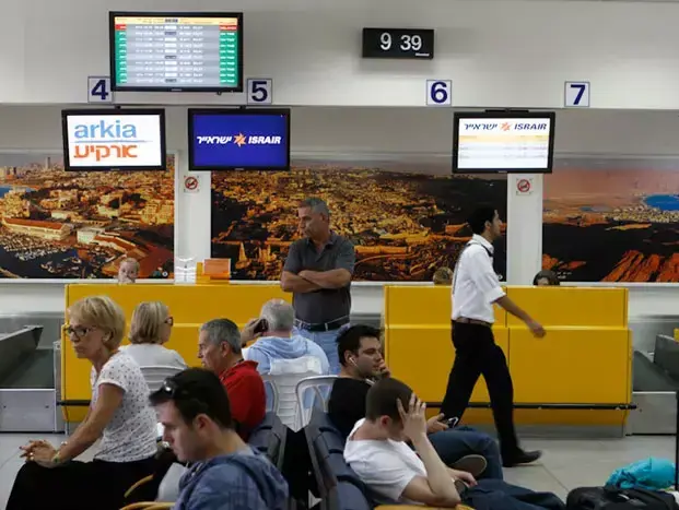 עומס בנמל התעופה שדה דב עקב זיהום הדלק, מאי 2011 (אורי לנץ) עומס בנמל התעופה שדה דב עקב זיהום הדלק, מאי 2011 (אורי לנץ)