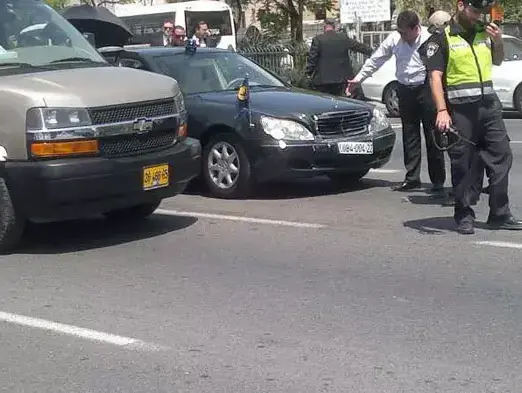 תאונת דרכים בסמוך לבנייני האומה בירושלים בין שני רכבי הנשיאות שהסיעו עמם את נסיכת תאילנד, צ'ולהורן וולאילאק, שהיתה בדרכה לבית הנשיא, מאי 2011 (חדשות 24) תאונת דרכים בסמוך לבנייני האומה בירושלים בין שני רכבי הנשיאות שהסיעו עמם את נסיכת תאילנד, צ'ולהורן וולאילאק, שהיתה בדרכה לבית הנשיא, מאי 2011 (חדשות 24)