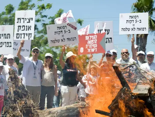 הפגנת הרופאים בחניון רידינג במחאה על תנאי העסקתם, מאי 2011 (נמרוד סונדרס) הפגנת הרופאים בחניון רידינג במחאה על תנאי העסקתם, מאי 2011 (נמרוד סונדרס)