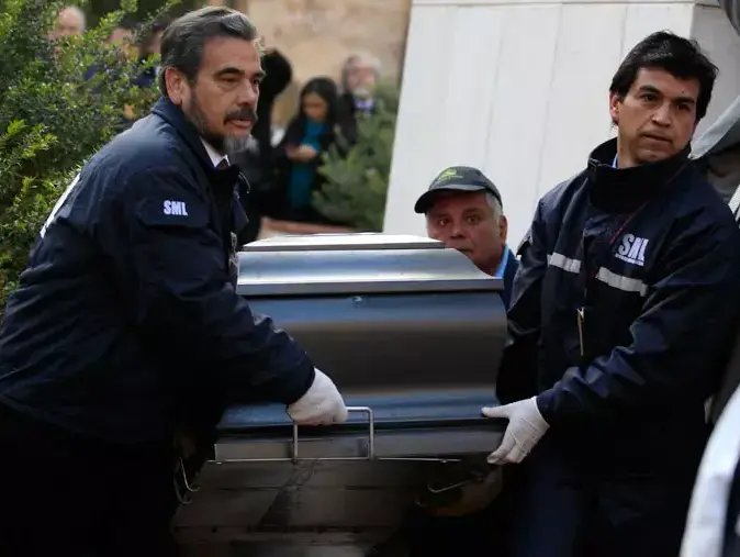קברו של סלבדור איינדה, נשיא צ'ילה לשעבר, מוצא מהקבר כדי לחקור אם נרצח או התאבד, סנטיאגו, 23 במאי 2011 (רויטרס) קברו של סלבדור איינדה, נשיא צ'ילה לשעבר, מוצא מהקבר כדי לחקור אם נרצח או התאבד, סנטיאגו, 23 במאי 2011 (רויטרס)