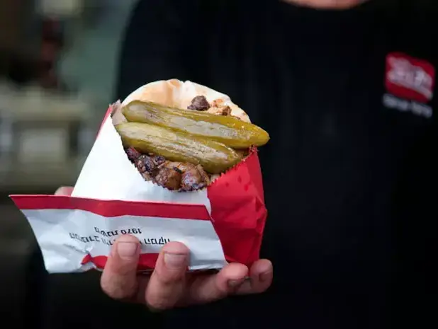מעורב ירושלמי ב"סטקיית חצות" (עומר מירון)