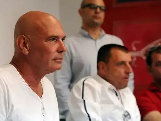 מוני הראל עם נציגו בהנהלת הפועל תל אביב, קובי סידי (ברני ארדוב) מוני הראל עם נציגו בהנהלת הפועל תל אביב, קובי סידי (ברני ארדוב)