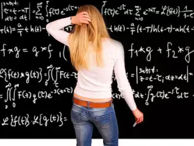 עומדת מול לוח (ShutterStock) עומדת מול לוח (ShutterStock)