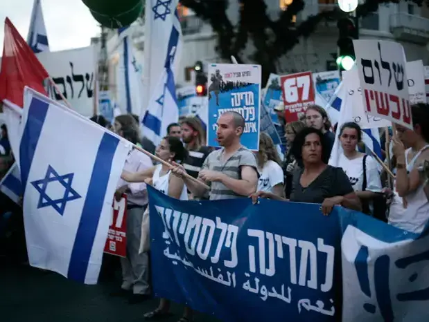 הפגנת שמאל בתל אביב, מאי 2011 (אורי לנץ) הפגנת שמאל בתל אביב, מאי 2011 (אורי לנץ)