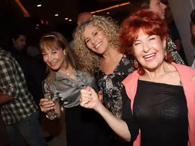 ציפי שביט, אירית ענבי, חני נחמיאס (אביב חופי) ציפי שביט, אירית ענבי, חני נחמיאס (אביב חופי)
