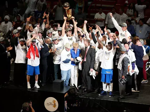 שחקני דאלאס מאבריקס חוגגים זכייה באליפות (GettyImages , Chris Chambers) שחקני דאלאס מאבריקס חוגגים זכייה באליפות (GettyImages , Chris Chambers)