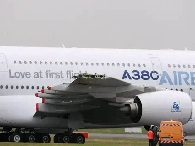 מטוס A380 "סופר-ג'מבו" של חברת איירבוס, שהכנף שלו ניזוקה בהתנגשות על המסלול בסלון האווירי, בורז'ה, פריז, 19 ביוני 2011 (רויטרס) מטוס A380 "סופר-ג'מבו" של חברת איירבוס, שהכנף שלו ניזוקה בהתנגשות על המסלול בסלון האווירי, בורז'ה, פריז, 19 ביוני 2011 (רויטרס)