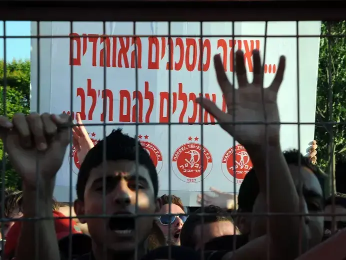 אוהדי הפועל תל אביב מפגינים באימון הבכורה (ברני ארדוב) אוהדי הפועל תל אביב מפגינים באימון הבכורה (ברני ארדוב)