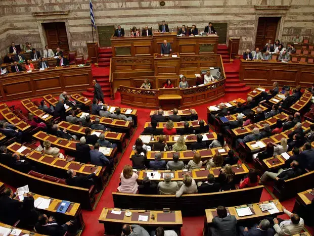 ראש ממשלת יוון ג'ורג' פפנדראו נואם בפרלמנט לפני אישור תוכנית הקיצוצים, 29 ביוני 2011 (רויטרס) ראש ממשלת יוון ג'ורג' פפנדראו נואם בפרלמנט לפני אישור תוכנית הקיצוצים, 29 ביוני 2011 (רויטרס)