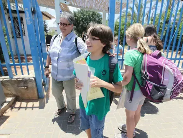ילדי בית הספר דוד ילין יוצאים לחופש הגדול, יוני 2011 (שי אוקנין) ילדי בית הספר דוד ילין יוצאים לחופש הגדול, יוני 2011 (שי אוקנין)
