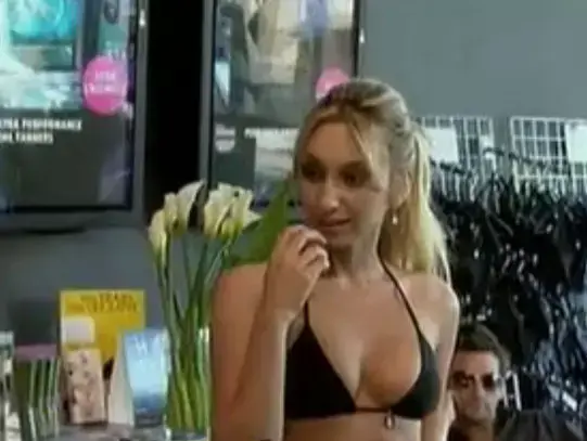 ג'ולייטה בסדרה "חי בלה לה לנד" (צילום מסך)